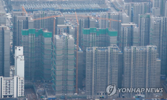 1만 가구에 육박하는 헬리오시티에서 최근 3개월새 전세 하락이 지속되면서 전세 이탈 조짐이 나타나고 있다. 이 여파로 인근 위례신도시 집값도 흔들리고 있다. 사진은 헬리오시티 건설공사 현장 전경. 연합뉴스